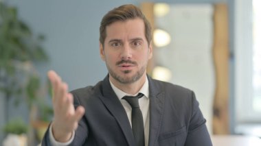 Kızgın İş Adamı 'nın Tartışma ve Dövüşme Portresi