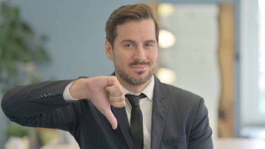 İşadamı 'nın portresi Aşağı Başparmak Yapıyor