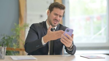 Sinirli İşadamı Smartphone 'da Şok Oldu