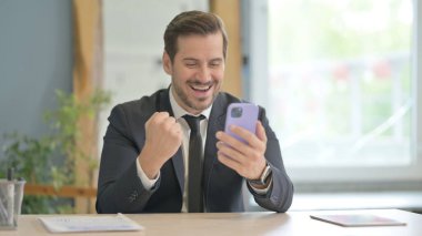 Smartphone 'da Başarıyı Kutlayan İşadamı