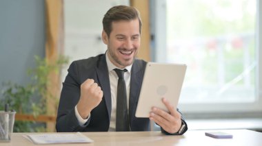 Tablet 'te Başarı Kutlaması İşadamı