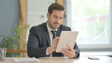 Tablet PC kullanan Neşeli İşadamı