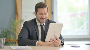 İşadamı tarafından Tablet 'te Çevrimiçi Video Sohbeti