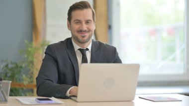 Evet, İşadamı işaret ediyor ve kafasını sallıyor.