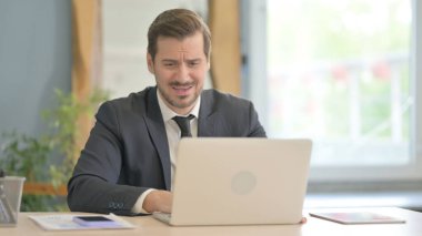 İşadamı Laptop 'ta Kaybından Şok Oldu