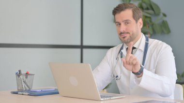 Hayır, Erkek Doktor Sallanan Parmağı Klinikte Reddediyor