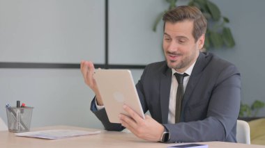 İşadamı tarafından Tablet 'te Çevrimiçi Video Sohbeti