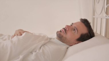 Yatakta Uyuyan Dalgın Genç Adam 'ın Yan Görünümü