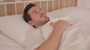 Genç Adam Kabus 'tan sonra Umutsuzca Uyandı