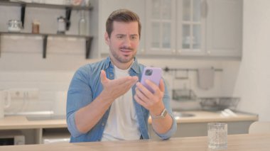 Üzgün Genç Adam Akıllı Telefondan Şok Edildi