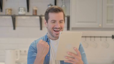 Tabletteki Başarıyı Kutlayan Genç Adam Portresi