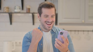 Smartphone 'da Başarıyı Kutlayan Genç Adam Portresi