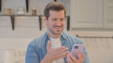 Genç Adam 'ın Portresi Akıllı Telefon' da Kaybından Şok Oldu