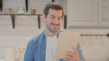 Tablet 'te Video Sohbeti Yapan Genç Adamın Portresi