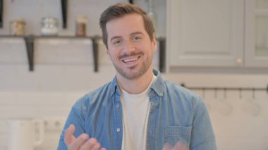 Çevrimiçi Video Sohbeti Yapan Genç Adam