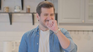 Ofiste Öksüren Hasta Genç Adamın Portresi