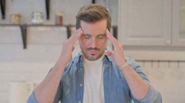 Yorgun ve Baş Ağrısı Olan Genç Adamın Portresi