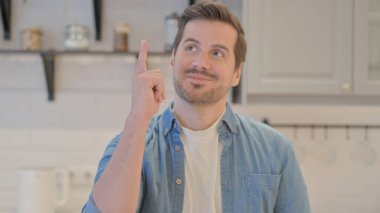 Yeni Fikri Olan Beyin Fırtınası Genç Adamın Portresi