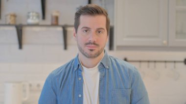 Kameraya Bakan Ciddi Genç Adam Portresi