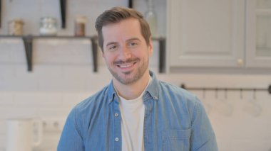 Gülümseyen Genç Öğrenci Portresi Kameraya Bakıyor