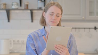 Tablet Bilgisayar kullanan Genç Kadın Portresi