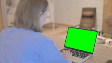 Yeşil Ekran ile Laptop Kullanan Genç Kadın