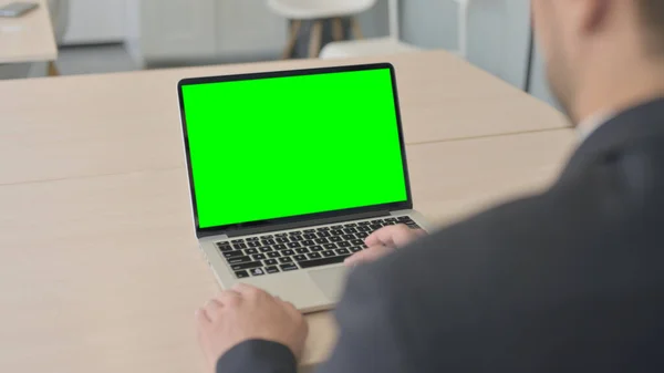 Geschäftsmann Nutzt Laptop Mit Grünem Bildschirm — Stockfoto