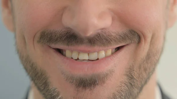 Κοντινό Πλάνο Του Χαμογελαστού Νεαρού Χείλη Και Δόντια — Φωτογραφία Αρχείου