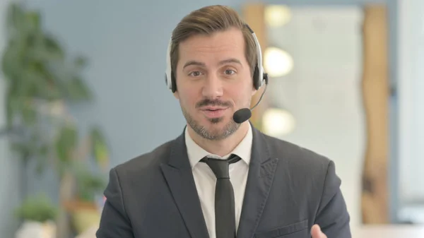 Ung Man Med Headset Prata Med Kunder Online Call Center — Stockfoto
