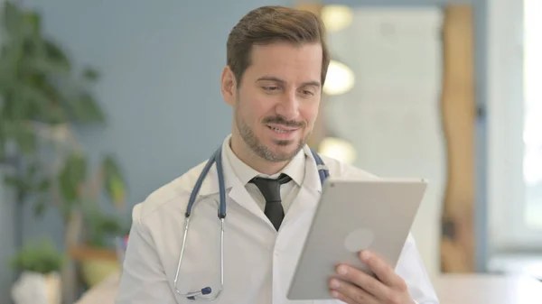 Retrato Médico Masculino Fazendo Video Chat Tablet — Fotografia de Stock