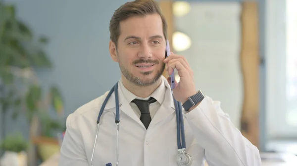 Portrét Mužského Lékaře Mluvící Telefonu — Stock fotografie