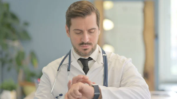 Retrato Médico Masculino Usando Relógio Inteligente — Fotografia de Stock