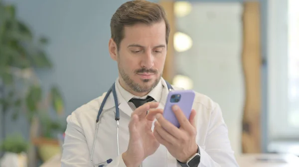 Portret Lekarza Korzystającego Smartfona — Zdjęcie stockowe