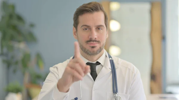Hayır Erkek Doktor Parmağını Sallayarak Inkar Ediyor — Stok fotoğraf