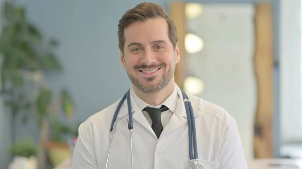 Porträt Eines Lächelnden Männlichen Arztes Der Klinik — Stockfoto