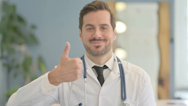 Klinikte Erkek Doktor Dan Baş Parmakla — Stok fotoğraf