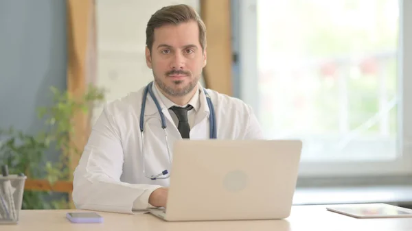 Male Doctor Working Laptop Looking Camera — Stock Photo, Image