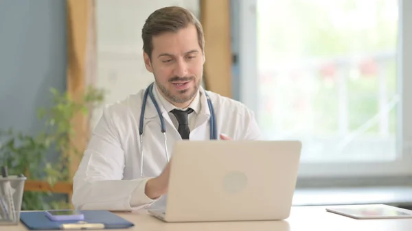 Online Video Chat Male Doctor Laptop Στην Κλινική — Φωτογραφία Αρχείου