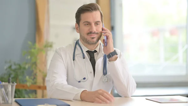 Αρσενικό Γιατρός Μιλώντας Στο Τηλέφωνο Στην Κλινική — Φωτογραφία Αρχείου