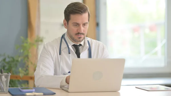 Male Doctor Working Laptop Clinic — Stock Photo, Image