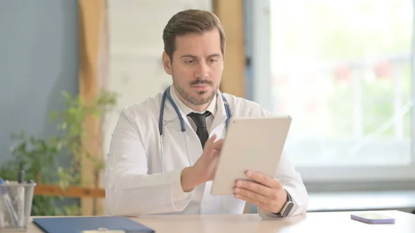 Male Doctor Using Tablet Clinic — Stok fotoğraf