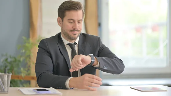 Attendre Homme Affaires Vérification Temps Sur Montre Bracelet Travail — Photo