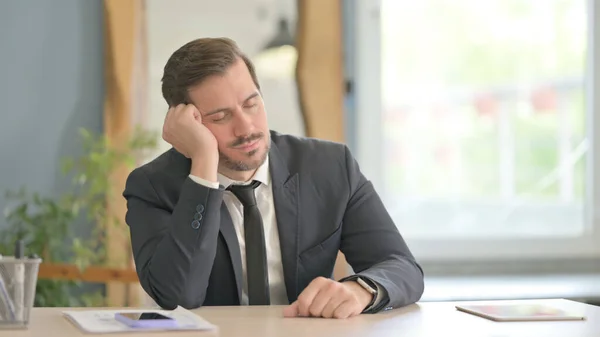 Zmęczony Biznesmen Śpiący Biurze Potrzeba Odpoczynku — Zdjęcie stockowe