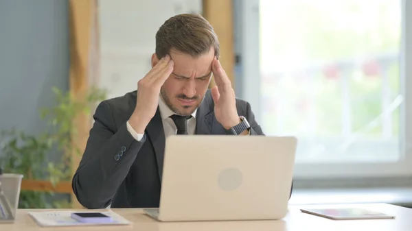 Biznesmen Bólem Głowy Praca Laptopie — Zdjęcie stockowe