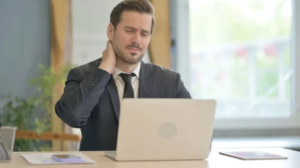 Geschäftsmann Mit Nackenschmerzen Arbeitet Laptop — Stockfoto