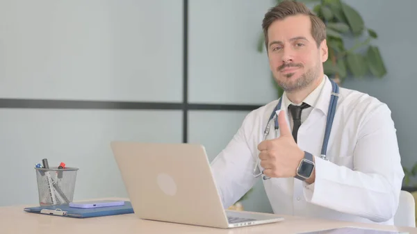 Daumen Hoch Von Männlichem Arzt Auf Laptop Klinik — Stockfoto