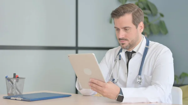 Médico Masculino Usando Tablet Clínica — Foto de Stock