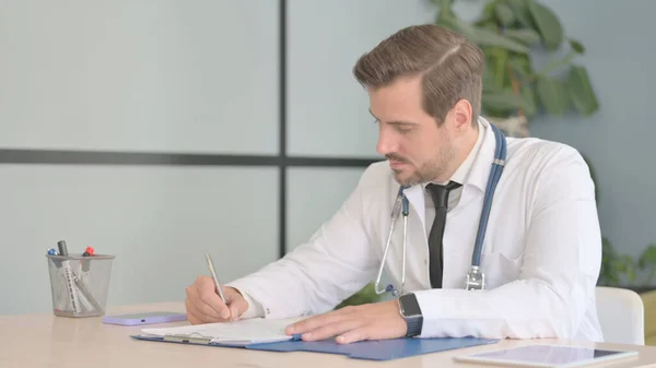 Male Doctor Working Medical Report Clinic — Stock Photo, Image