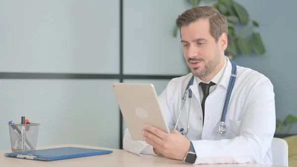 Video Chat Online Tablet Parte Del Medico Maschile Clinica — Foto Stock