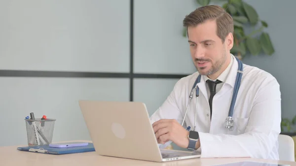 Chat Online Vídeo Pelo Médico Masculino Laptop Clínica — Fotografia de Stock